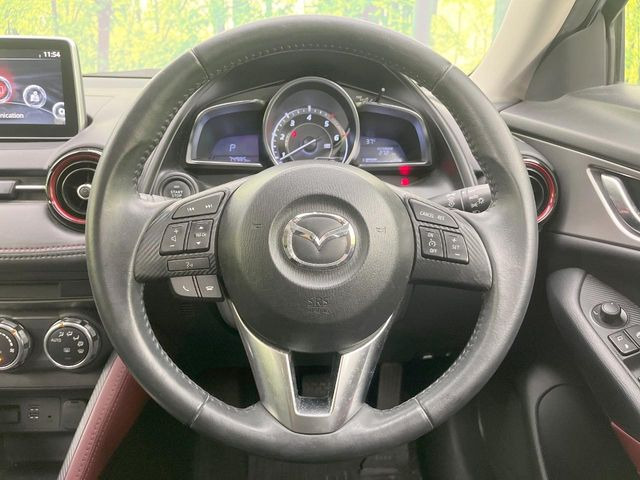 �C���e���A�ɍ��킹���f�U�C���̃X�e�A�����O�́A�^�]�������̂��Ƃ��l���A�^�]���₷���`��A�傫���ł��B�����x�A���ۂɐG���Ă��m���߂��������B