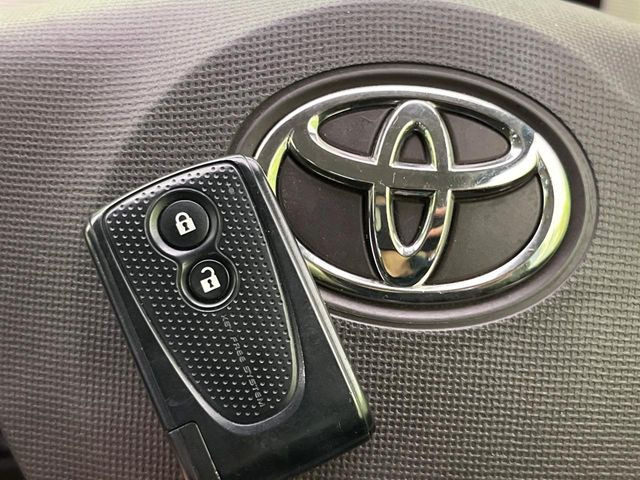 【スマートキー】カバンやポケットに入れたままでもドアの施錠・解錠が可能なスマートキーを装備。エンジンのオン・オフ時もカギを取り出す必要が無いからとっても便利です♪