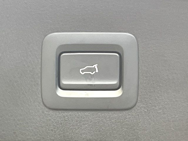 【パワーバックドア】スマートキーや運転席のボタンを押すだけでリアゲートが自動で開閉します!荷物を持っている時や、高い位置にあるバックドアを閉める際に便利な機能です♪
