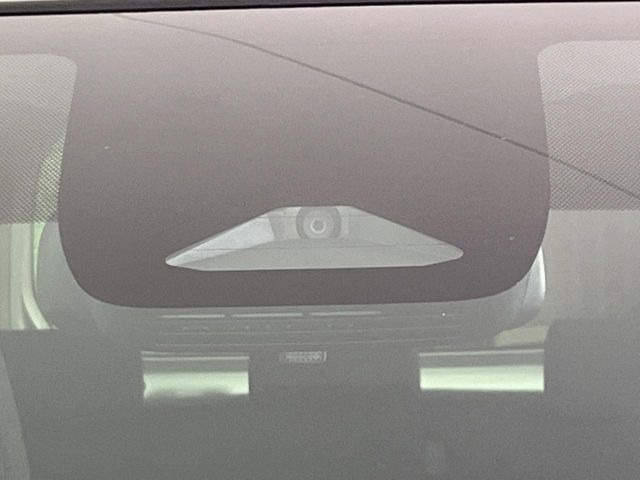 【プリクラッシュセーフティ】前方の車両等を検知し、衝突しそうな時は警報で注意を促し、ブレーキを踏む力をサポート。ブレーキを踏めなかった場合は衝突被害軽減ブレーキが作動、衝突回避をサポートします。