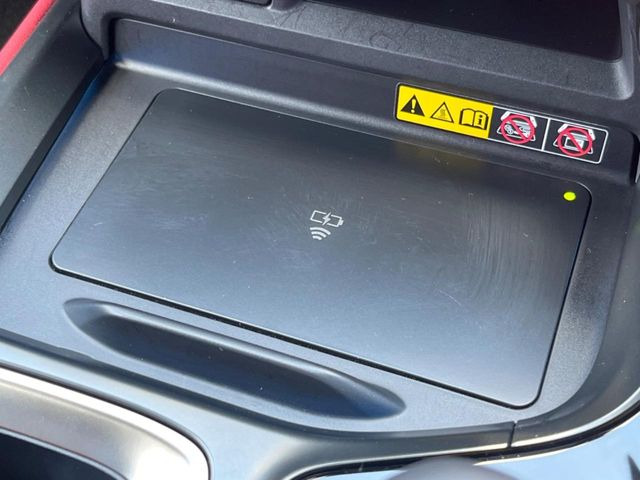 【ワイヤレス充電】置くだけで充電が出来る機能です!車内でのスマホの充電もコードいらずです!