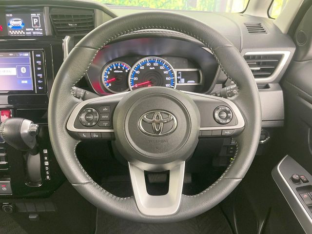 �C���e���A�ɍ��킹���f�U�C���̃X�e�A�����O�́A�^�]�������̂��Ƃ��l���A�^�]���₷���`��A�傫���ł��B�����x�A���ۂɐG���Ă��m���߂��������B