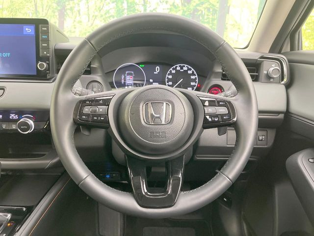 �C���e���A�ɍ��킹���f�U�C���̃X�e�A�����O�́A�^�]�������̂��Ƃ��l���A�^�]���₷���`��A�傫���ł��B�����x�A���ۂɐG���Ă��m���߂��������B