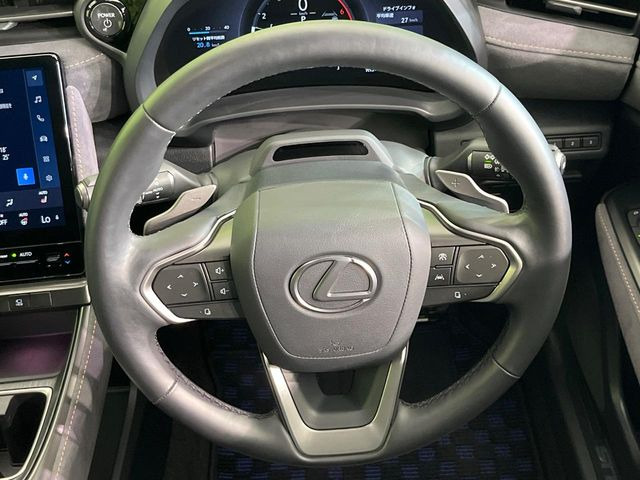�C���e���A�ɍ��킹���f�U�C���̃X�e�A�����O�́A�^�]�������̂��Ƃ��l���A�^�]���₷���`��A�傫���ł��B�����x�A���ۂɐG���Ă��m���߂��������B