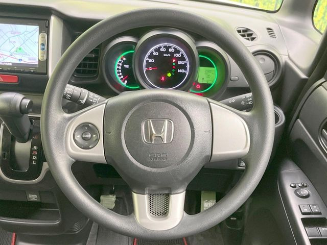 �C���e���A�ɍ��킹���f�U�C���̃X�e�A�����O�́A�^�]�������̂��Ƃ��l���A�^�]���₷���`��A�傫���ł��B�����x�A���ۂɐG���Ă��m���߂��������B