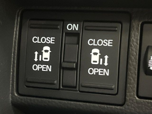 【両側パワースライドドア】スマートキーや運転席のスイッチで後席両側スライドドアの開閉が可能♪電動だから力を入れてドアを開ける必要が無く、小さなお子様でも簡単に開け閉めでき快適です♪