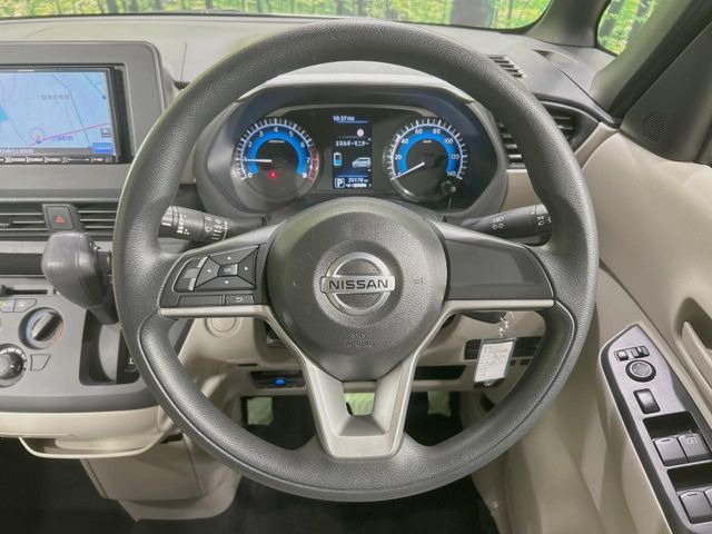 �C���e���A�ɍ��킹���f�U�C���̃X�e�A�����O�́A�^�]�������̂��Ƃ��l���A�^�]���₷���`��A�傫���ł��B�����x�A���ۂɐG���Ă��m���߂��������B