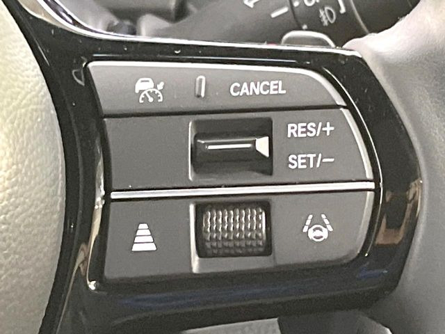 【アダプティブクルーズコントロール】高速道路での長距離走行が楽に!!自動で速度を保つクルーズコントロールが、衝突軽減システムと連携し、前方の車両を感知して車間を保つように速度調節してくれます!!