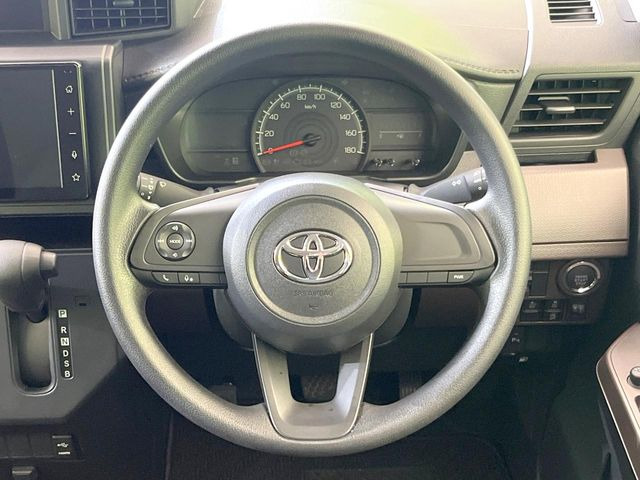 �C���e���A�ɍ��킹���f�U�C���̃X�e�A�����O�́A�^�]�������̂��Ƃ��l���A�^�]���₷���`��A�傫���ł��B�����x�A���ۂɐG���Ă��m���߂��������B