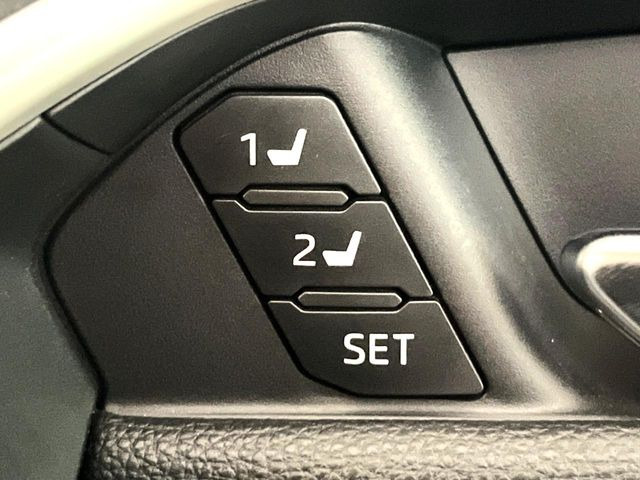 【メモリー機能付きパワーシート】ドライバーごとに設定したシート位置を記憶して、ボタン一つで切り替えできる便利な機能!運転する方が複数名いらっしゃるご家庭におすすめです♪