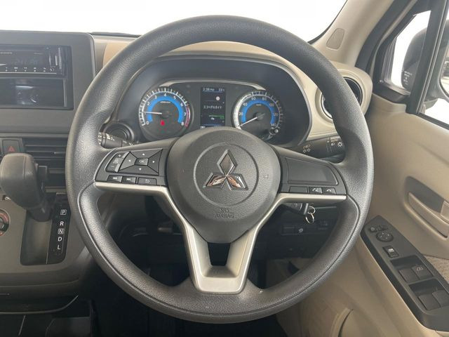 �C���e���A�ɍ��킹���f�U�C���̃X�e�A�����O�́A�^�]�������̂��Ƃ��l���A�^�]���₷���`��A�傫���ł��B�����x�A���ۂɐG���Ă��m���߂��������B