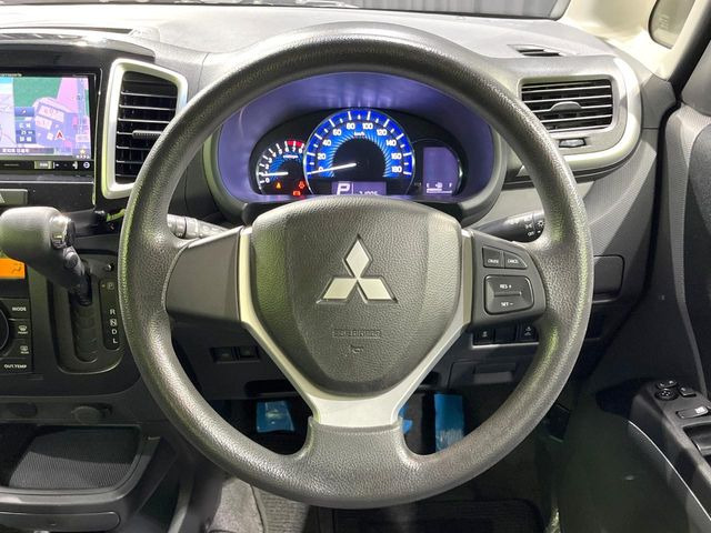 �C���e���A�ɍ��킹���f�U�C���̃X�e�A�����O�́A�^�]�������̂��Ƃ��l���A�^�]���₷���`��A�傫���ł��B�����x�A���ۂɐG���Ă��m���߂��������B