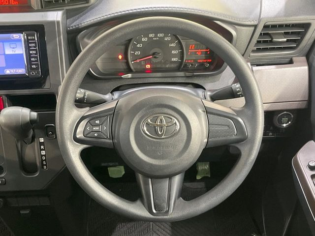 �C���e���A�ɍ��킹���f�U�C���̃X�e�A�����O�́A�^�]�������̂��Ƃ��l���A�^�]���₷���`��A�傫���ł��B�����x�A���ۂɐG���Ă��m���߂��������B