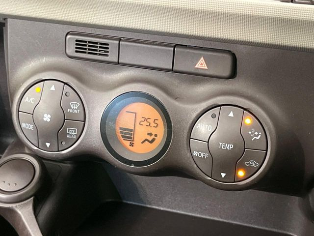 【オートエアコン】一度お好みの温度に設定すれば、車内の温度を検知し風量や温度を自動で調整。暑い&hellip;寒い&hellip;と何度もスイッチ操作をする必要はありません。快適な車内空間には必須の機能ですね♪