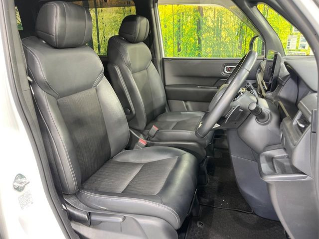 運転席シート廻りは使用感も少なく、良好な状態となっています。前オーナー様が丁寧に使っていたことがよくわかりますね。