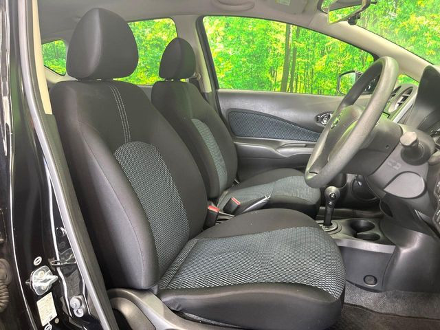 運転席まわりには十分なスペースがあり、大柄な方でもゆったり運転していただける環境です。
