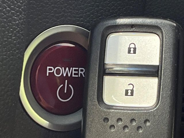 �yHonda�X�}�[�g�L�[�z�J�o����|�P�b�g�ɓ��ꂽ�܂܂ł��h�A�̎{���E�������\�ȃX�}�[�g�L�[�𑕔��B�G���W���̃I���E�I�t�����J�M�����o���K�v����������Ƃ��Ă��֗��ł���