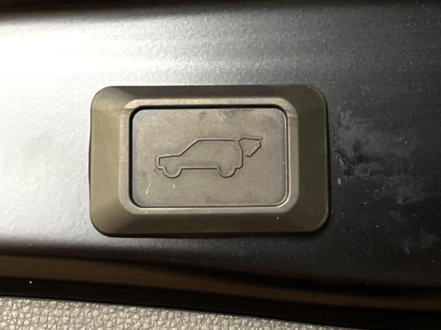 【パワーバックドア】スマートキーや運転席のボタンを押すだけでリアゲートが自動で開閉します!荷物を持っている時や、高い位置にあるバックドアを閉める際に便利な機能です♪