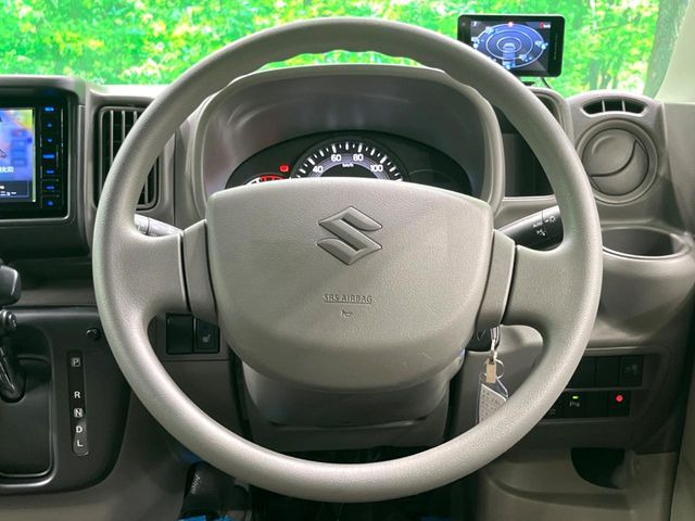 �C���e���A�ɍ��킹���f�U�C���̃X�e�A�����O�́A�^�]�������̂��Ƃ��l���A�^�]���₷���`��A�傫���ł��B�����x�A���ۂɐG���Ă��m���߂��������B