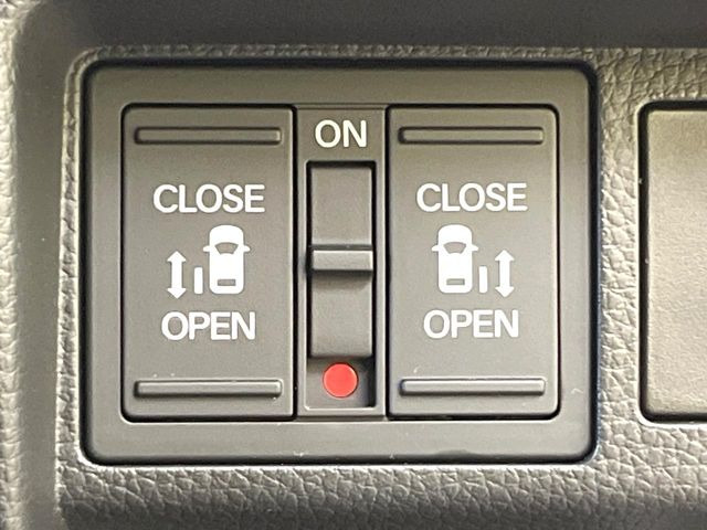 【両側パワースライドドア】スマートキーや運転席のスイッチで後席両側スライドドアの開閉が可能♪電動だから力を入れてドアを開ける必要が無く、小さなお子様でも簡単に開け閉めでき快適です♪