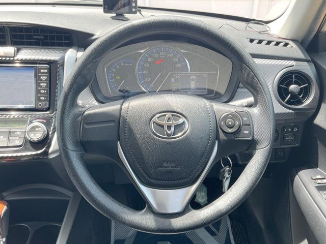 �C���e���A�ɍ��킹���f�U�C���̃X�e�A�����O�́A�^�]�������̂��Ƃ��l���A�^�]���₷���`��A�傫���ł��B�����x�A���ۂɐG���Ă��m���߂��������B