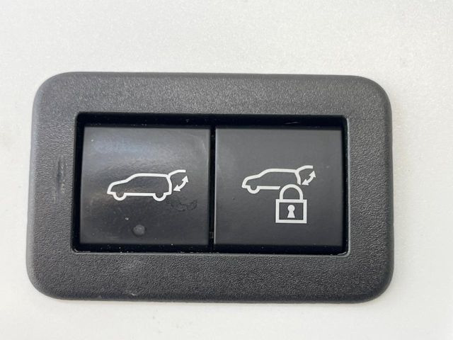 【パワーバックドア】スマートキーや運転席のボタンを押すだけでリアゲートが自動で開閉します!荷物を持っている時や、高い位置にあるバックドアを閉める際に便利な機能です♪