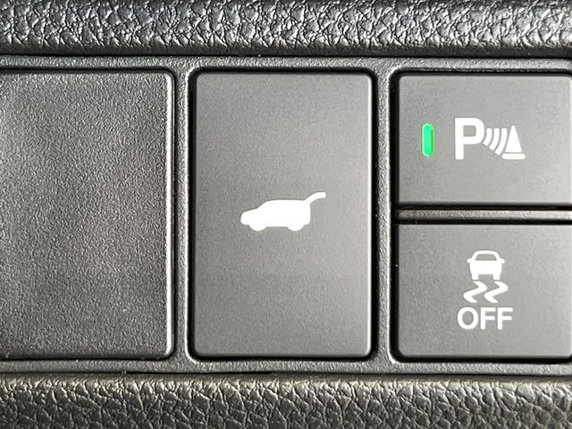 【パワーバックドア】スマートキーや運転席のボタンを押すだけでリアゲートが自動で開閉します!荷物を持っている時や、高い位置にあるバックドアを閉める際に便利な機能です♪
