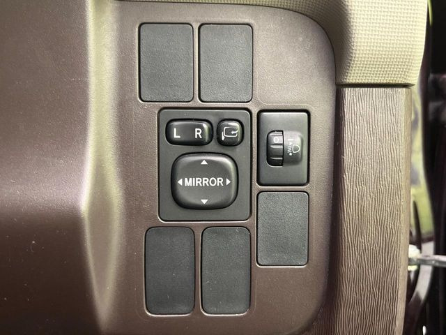【電動格納ミラー】サイドミラーは電動格納式となっており、狭い駐車場でもキズがつくリスクを抑えられます。