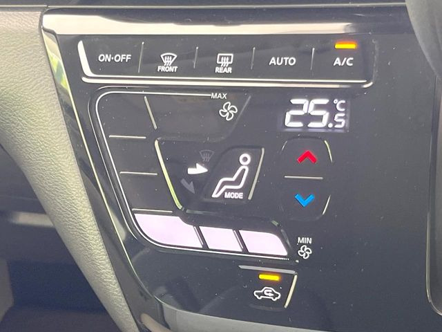 【オートエアコン】一度お好みの温度に設定すれば、車内の温度を検知し風量や温度を自動で調整。暑い&hellip;寒い&hellip;と何度もスイッチ操作をする必要はありません。快適な車内空間には必須の機能ですね♪