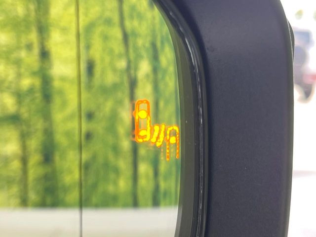 【ブラインドスポットモニター】走行中、ドアミラーの死角になりやすい箇所に後続車が接近するとサイドミラーのレンズに警告を表示!ドライバーに注意喚起をしてくれます。