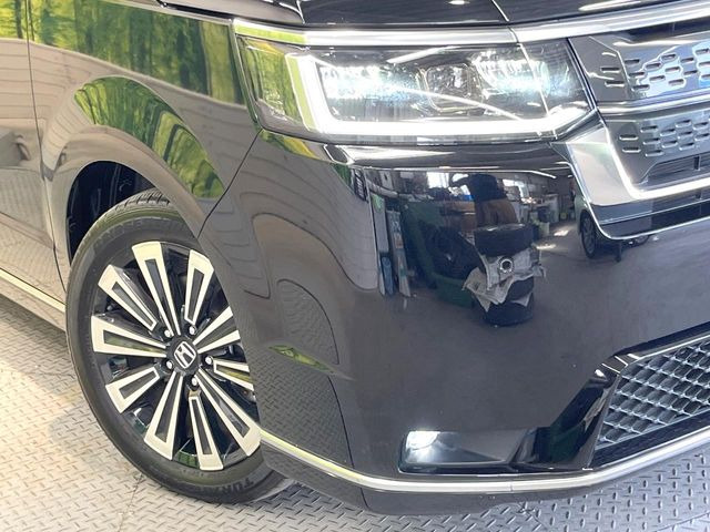 【LEDヘッドライト】悪天候や夜間走行時も良好な視界を確保し安心して運転できる高輝度LEDヘッドライトを装備!点灯速度が早く、消費電力も抑えられています。