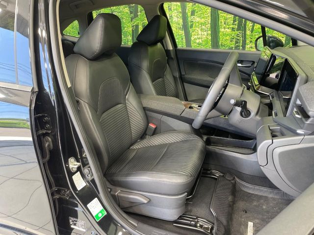 運転席まわりには十分なスペースがあり、大柄な方でもゆったり運転していただける環境です。
