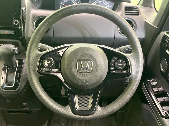 �C���e���A�ɍ��킹���f�U�C���̃X�e�A�����O�́A�^�]�������̂��Ƃ��l���A�^�]���₷���`��A�傫���ł��B�����x�A���ۂɐG���Ă��m���߂��������B