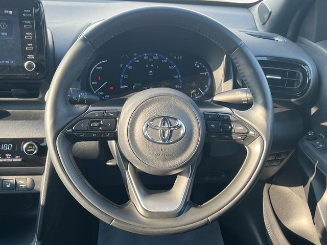 �C���e���A�ɍ��킹���f�U�C���̃X�e�A�����O�́A�^�]�������̂��Ƃ��l���A�^�]���₷���`��A�傫���ł��B�����x�A���ۂɐG���Ă��m���߂��������B
