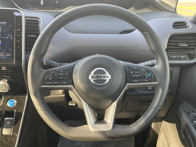 �C���e���A�ɍ��킹���f�U�C���̃X�e�A�����O�́A�^�]�������̂��Ƃ��l���A�^�]���₷���`��A�傫���ł��B�����x�A���ۂɐG���Ă��m���߂��������B