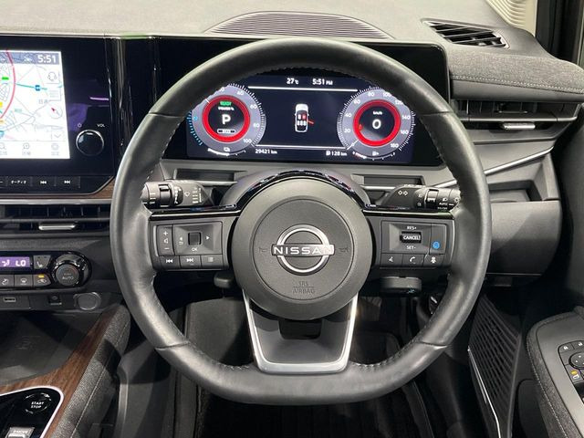 �C���e���A�ɍ��킹���f�U�C���̃X�e�A�����O�́A�^�]�������̂��Ƃ��l���A�^�]���₷���`��A�傫���ł��B�����x�A���ۂɐG���Ă��m���߂��������B