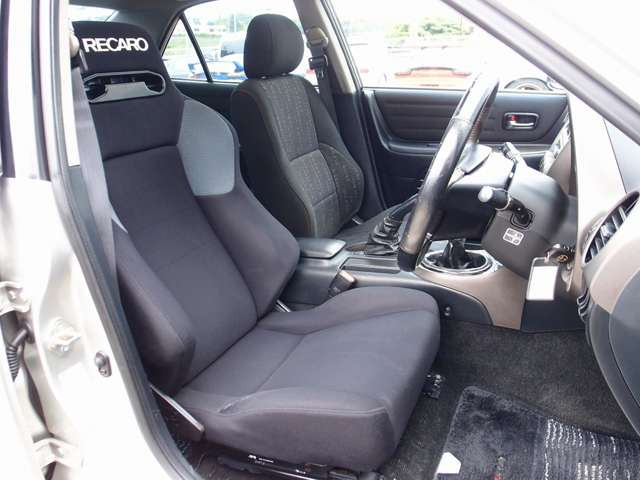 �^�]�ȃV�[�g�͐l�C��RECARO���Z�~�o�P�b�g�V�[�g�ɕύX�B����]�ɉ�����BRIDE����RECARO���Ȃǂ̐l�C���f���������ȋ��z�ɂĂ������\�ł��B���C�y�ɃX�^�b�t�܂ł����k�������܂�
