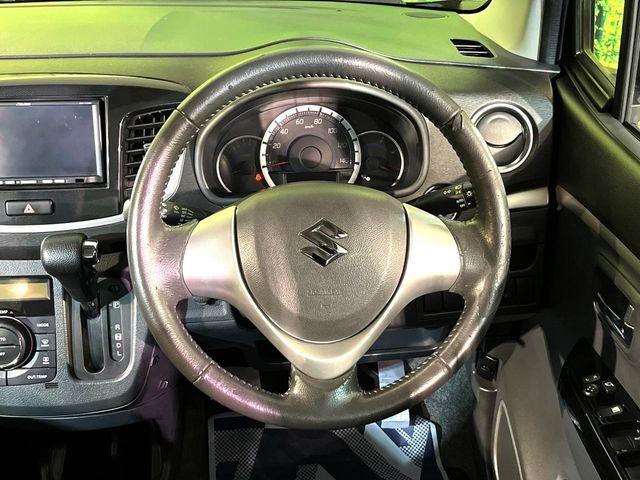 �C���e���A�ɍ��킹���f�U�C���̃X�e�A�����O�́A�^�]�������̂��Ƃ��l���A�^�]���₷���`��A�傫���ł��B�����x�A���ۂɐG���Ă��m���߂��������B