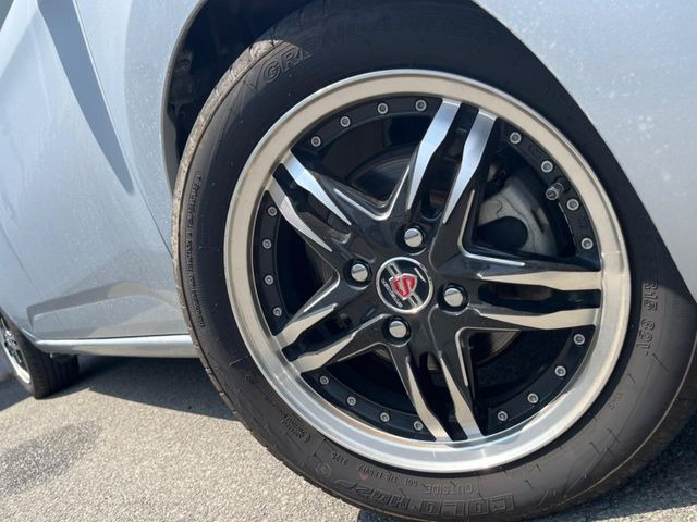 �y15�C���`�A���~�z�C�[���z�O�ςɃ}�b�`�����A���~�z�C�[���𑕒����Ă���܂��B�e��A���~�z�C�[����A�X�^�b�h���X�^�C�����戵�����Ă���܂��B���񂲑��k����������