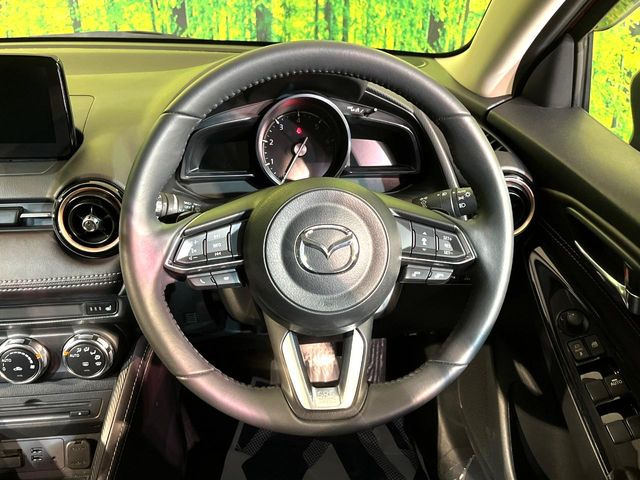 �C���e���A�ɍ��킹���f�U�C���̃X�e�A�����O�́A�^�]�������̂��Ƃ��l���A�^�]���₷���`��A�傫���ł��B�����x�A���ۂɐG���Ă��m���߂��������B