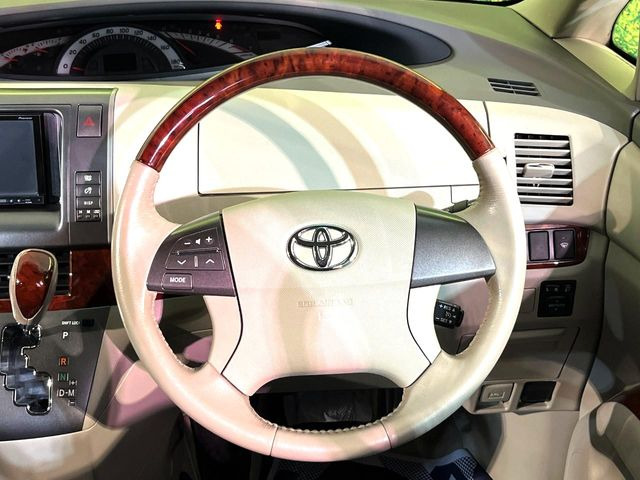 �C���e���A�ɍ��킹���f�U�C���̃X�e�A�����O�́A�^�]�������̂��Ƃ��l���A�^�]���₷���`��A�傫���ł��B�����x�A���ۂɐG���Ă��m���߂��������B