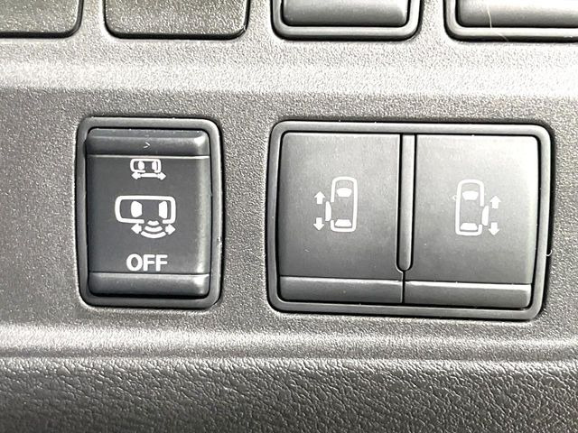 【ハンズフリー機能付き両側パワースライドドア】スライドドアの下に足先を入れてすぐ引くと、自動的にスライドドアが開閉します!荷物で両手がふさがった状態でも、ドアの開閉ができてとっても便利!
