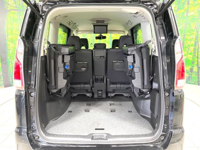 後席を格納すると、これだけの広さが!シーンに合わせたシートアレンジで、大きな荷物も積むことが出来ます♪