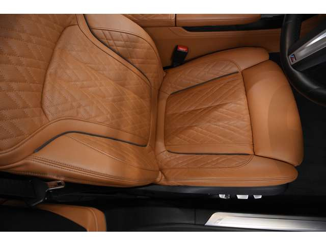 BMW 7�V���[�Y�̃t���b�O���f���ŁA6.6L V12�c�C���^�[�{�G���W���𓋍ڂ����������\���O�W���A���[�Z�_���ł��B610�n��800Nm�𔭐����A0-100km/h�����͖�3.8�b�ƃX�[�p�[�J�[���݂̐��\���ւ�܂�