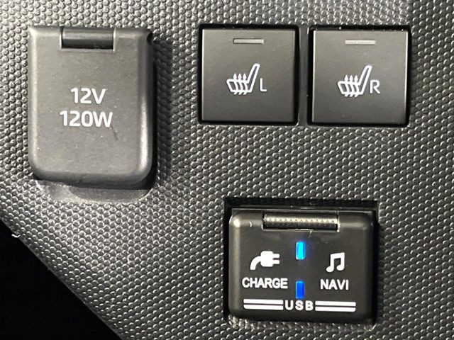 【シートヒーター】寒い日に重宝するシートヒーター!エアコンより早く温まってくれるので寒がりの人も安心ですね♪エアコンの温風は乾燥するから苦手、という方にもをおすすめです。