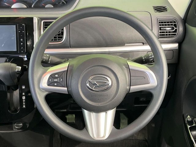 �C���e���A�ɍ��킹���f�U�C���̃X�e�A�����O�́A�^�]�������̂��Ƃ��l���A�^�]���₷���`��A�傫���ł��B�����x�A���ۂɐG���Ă��m���߂��������B
