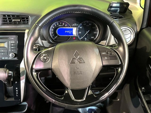 �C���e���A�ɍ��킹���f�U�C���̃X�e�A�����O�́A�^�]�������̂��Ƃ��l���A�^�]���₷���`��A�傫���ł��B�����x�A���ۂɐG���Ă��m���߂��������B
