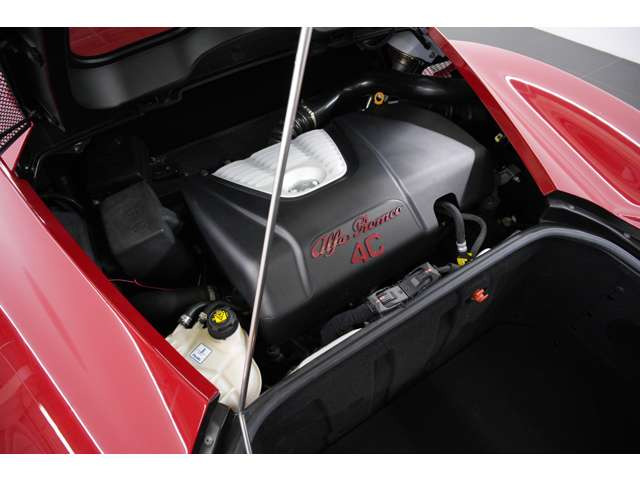 1.7L����4�C��DOHC�^�[�{�G���W���𓋍ڂ��A240PS�𔭊��B1050kg�̌y�ʃ{�f�B�Ƒg�ݍ��킳��A�����ȏ�ɗ͋����_�C���N�g�ȉ����𖡂킦�܂��B�ő�g���N35.7kgm�𔭐�����^�[�{�G���W���B