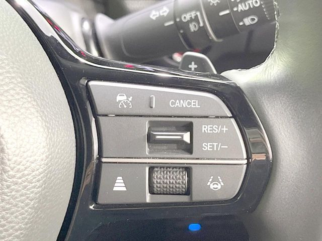 【アダプティブクルーズコントロール】高速道路での長距離走行が楽に!!自動で速度を保つクルーズコントロールが、衝突軽減システムと連携し、前方の車両を感知して車間を保つように速度調節してくれます!!