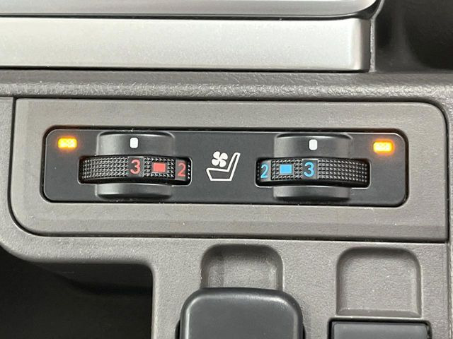 【シートヒーター&ベンチレーション】夏場は涼しい風でお尻や背中の熱やムレを防ぎ、冬はエアコンよりも早く温まってポカポカに!季節を問わず快適に過ごせます。